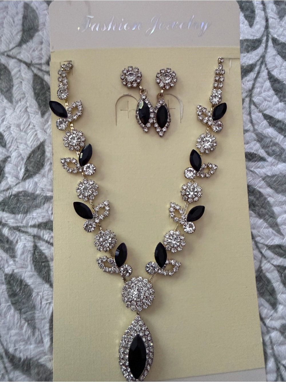 Fashion Jewelry Black and Silver Crystal Necklace with Matching Earrings